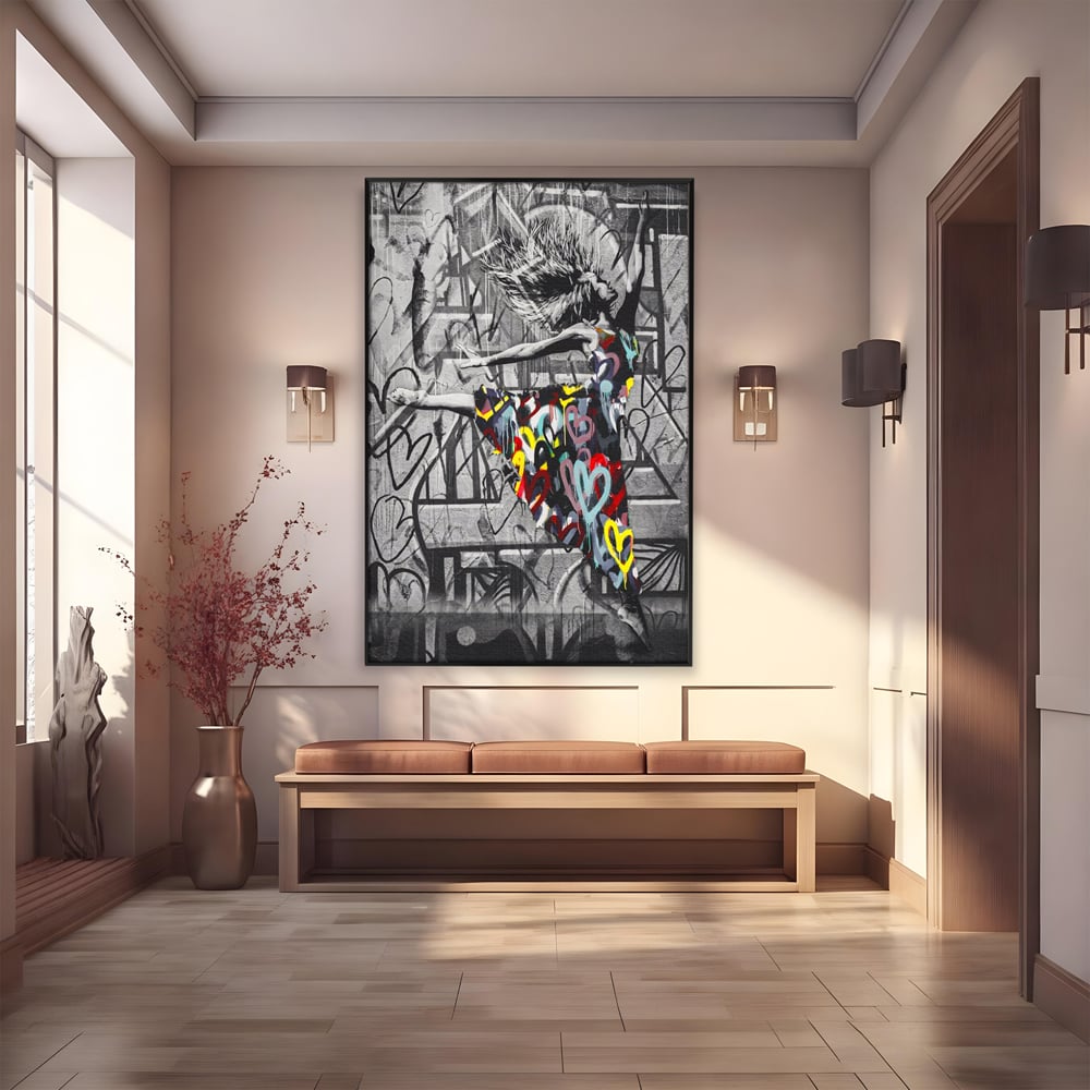 Tablou canvas cu tablou canvas cu dansatoare si graffiti, in rama de aluminiu negru